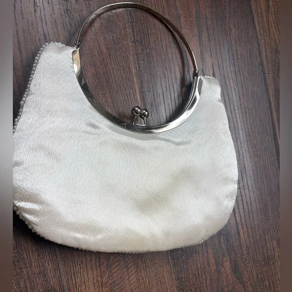 Elegant Cream Pearl Embellished Women's HandBag - Picture 5 of 10